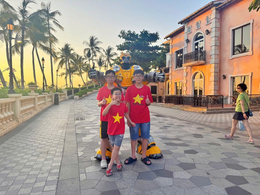 Checkin Bumblebee Sunset Town